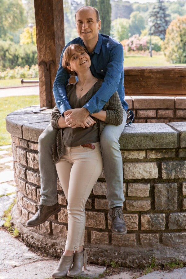 Photos de couple couple joyeux devant un puit