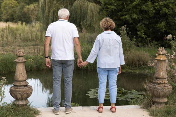 Photos de couple couple de dos dans la même direction