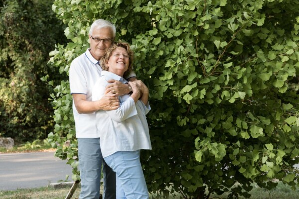 Photos de couple couple penché sur le bonheur