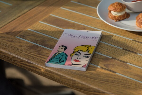 Mariage livre Pour l'éternité posé sur une table lors d'un mariage