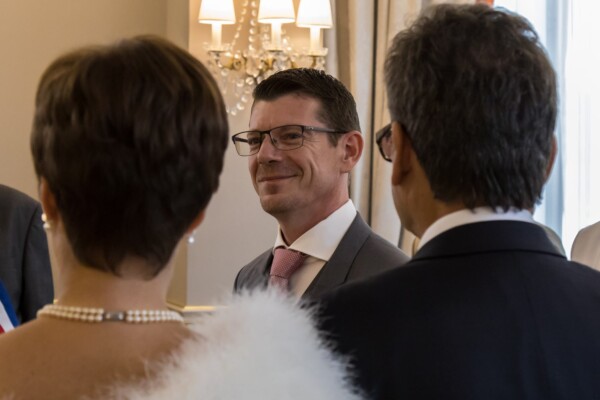 Mariage regard du marié qui admire son épouse