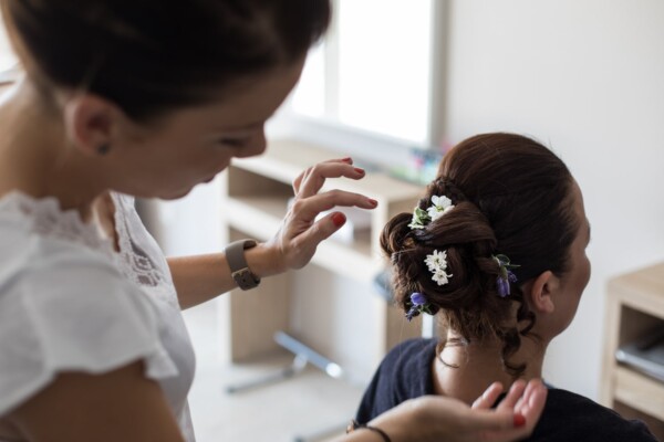 Mariage chez la coiffeuse mise en beauté mariage