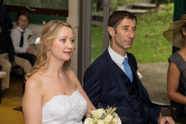 Mariage attentifs aux propos de celle qui va les marier