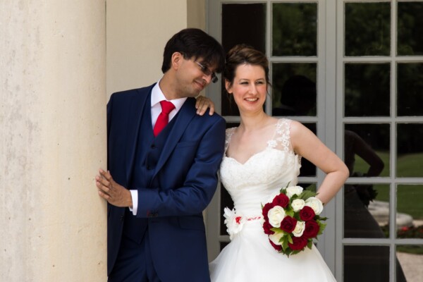 Mariage marié admirant sa future épouse